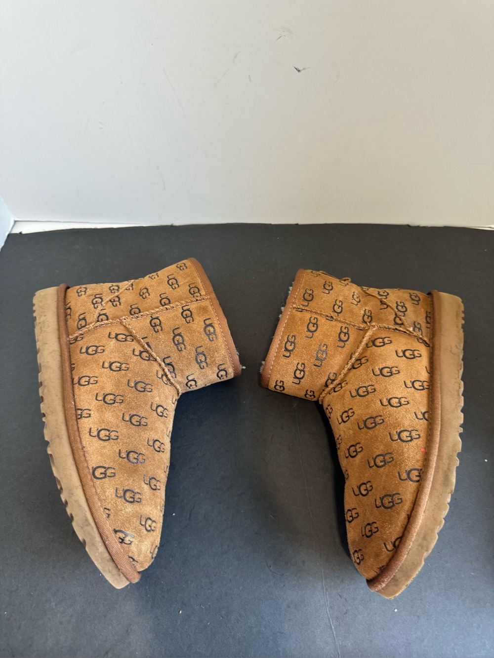 UGG Classic Mini boots in chestnut suede w/all-over embossed logo. Size 8 - Picture 5 of 10